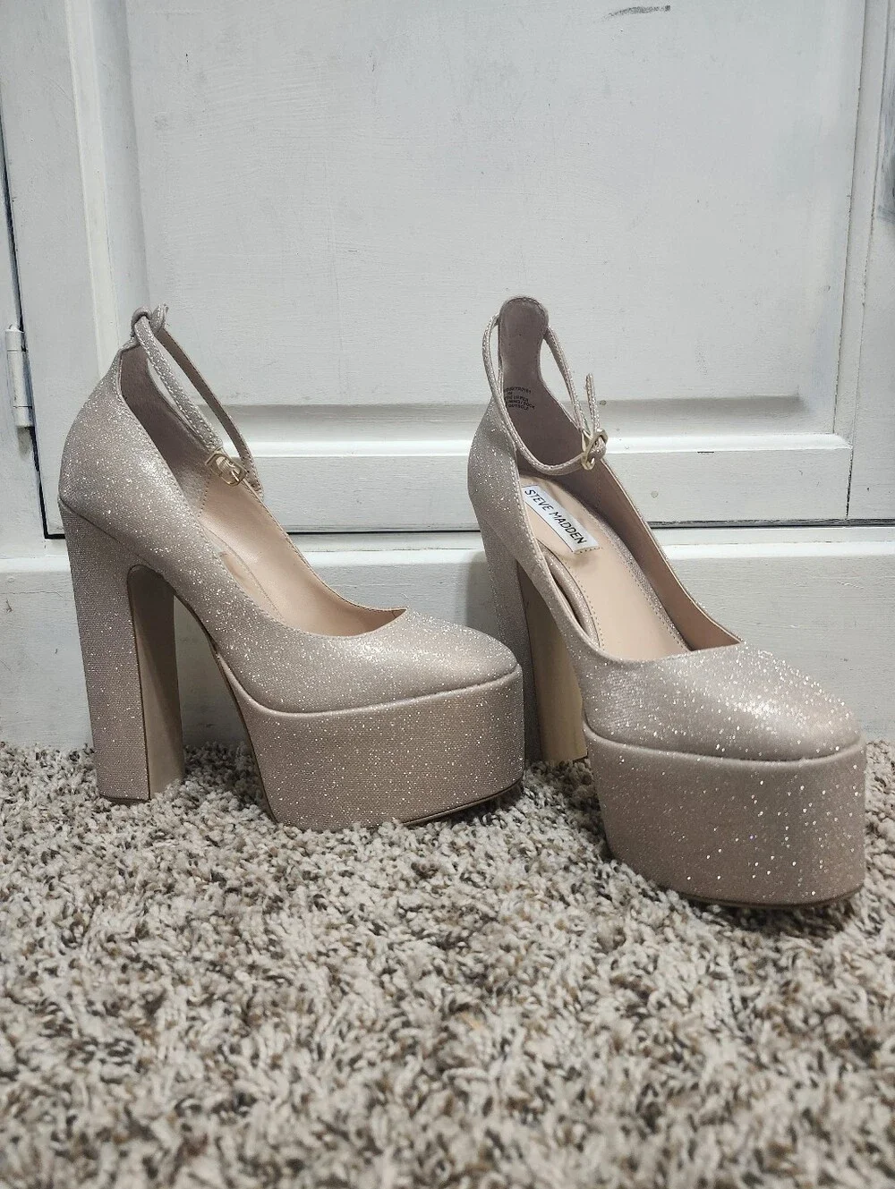 Steve Madden Skyrise Glitter Platform Pumps in Champagne 7.5